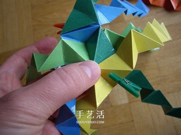 The steps of folding a paper ball and the picture of the detailed steps of origami balls