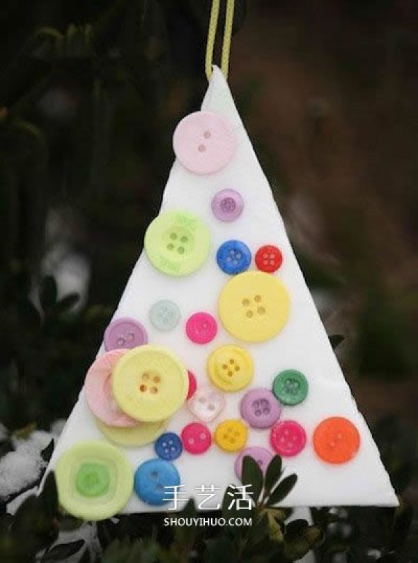 Use foam paper waste to make Christmas tree buttons and Christmas tree ornaments DIY