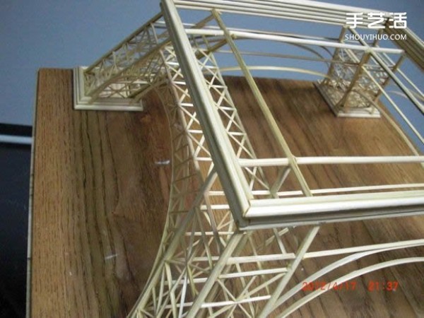 A detailed illustrated tutorial on making a model of the Eiffel Tower using chopsticks and bamboo skewers