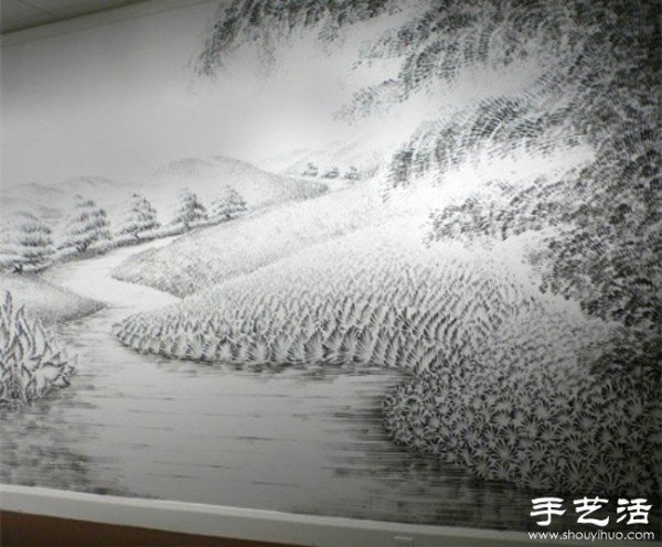 Fingers draw exquisite murals