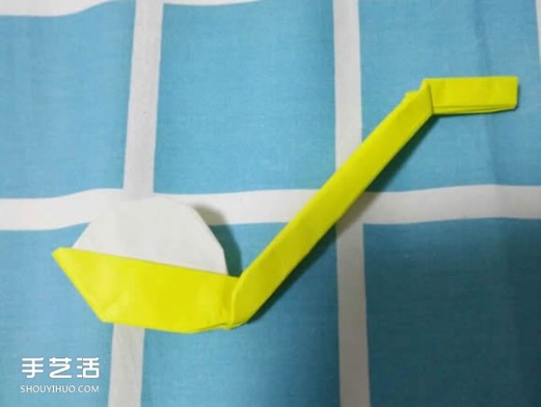 Illustrated tutorial on folding origami yuanxiao including a spoon for holding yuanxiao