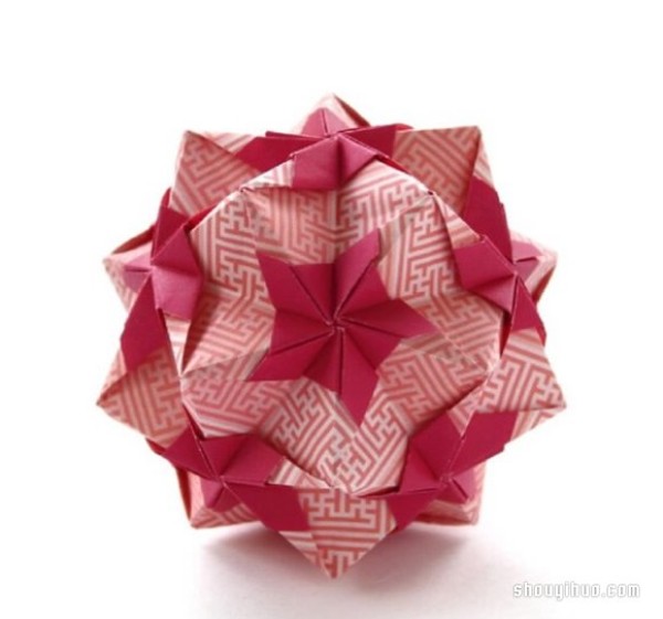 An illustrated tutorial on how to fold a festive origami bouquet