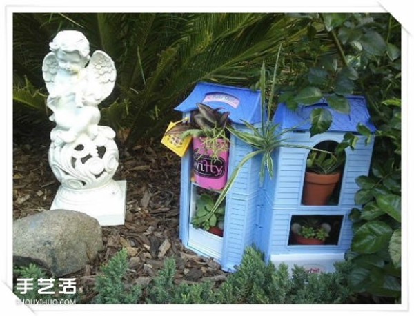 The "bakery" flowerpot stand in the garden transformed by handmade old toys