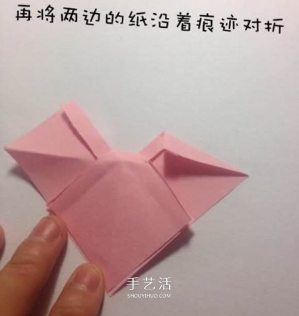 The steps of origami bow and the illustration of how to fold a simple bow