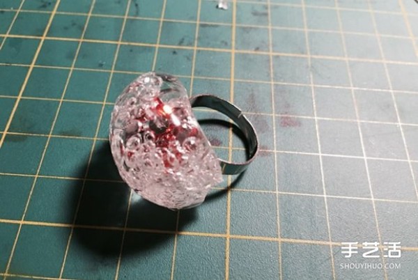 Hand-made rings with dried glue are very creative and turn waste into treasure