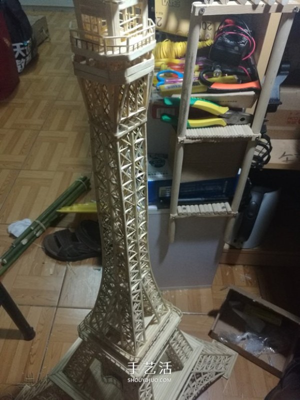 Detailed illustrated tutorial on hand-made Eiffel Tower model with bamboo sticks