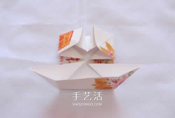 The folding method of the waste paper origami pen holder can also be used as a garbage box