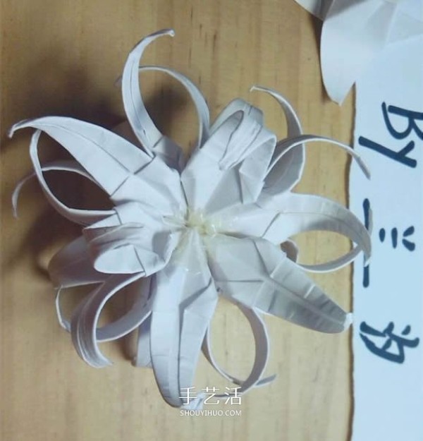 Illustration of folding method of Mandala flower, how to fold white Bana flower by hand