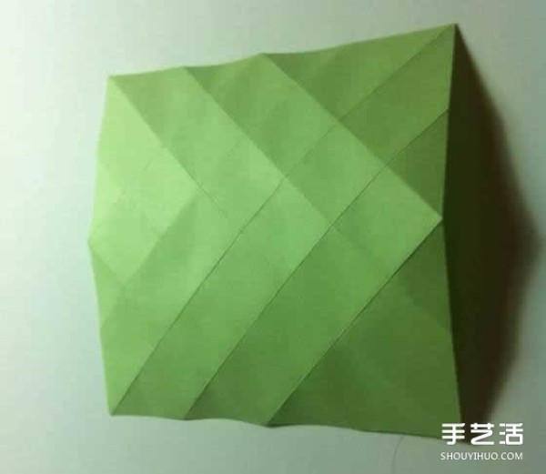 A piece of paper to fold a four-leaf clover, an illustration of the steps to fold a creative four-leaf clover