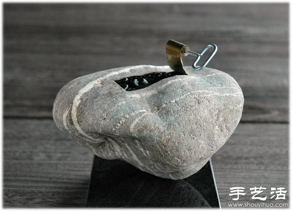 Strange stone sculptures that are closely integrated with life