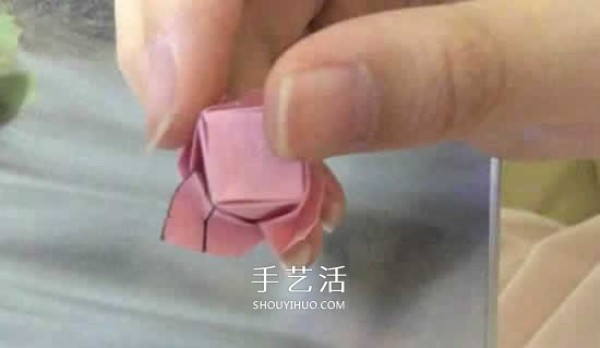 Tutorial on folding flowers on sticky notes with mini rose origami illustrations