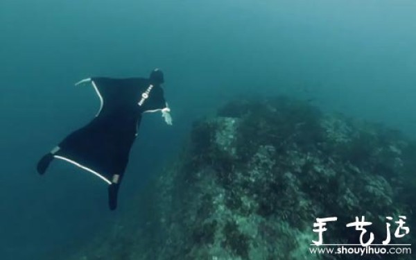 Creative undersea wingsuit