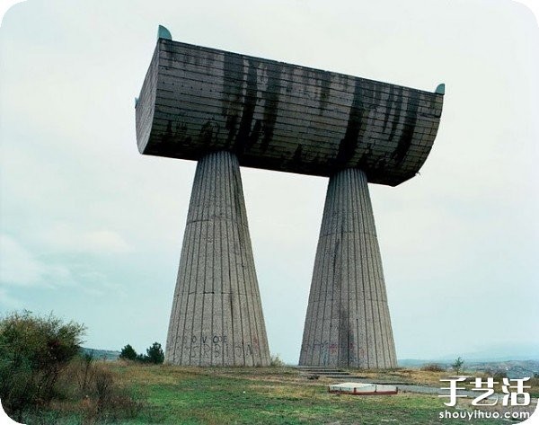 Former Yugoslavia: Postmodern monumental sculptures