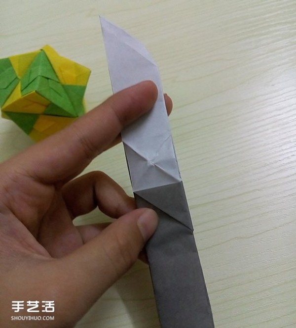 How to fold an origami folding knife, Illustration of folding a foldable spring knife by hand