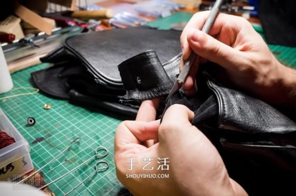 Old leather bags are transformed into fashionable mobile phone cases. Old leather bags are transformed into treasures into mobile phone cases