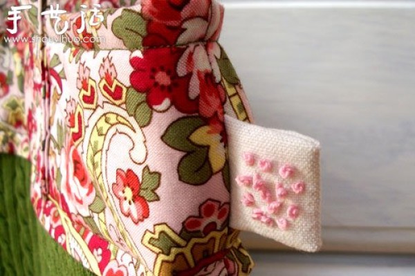 Old sweaters transformed into beautiful DIY handbags