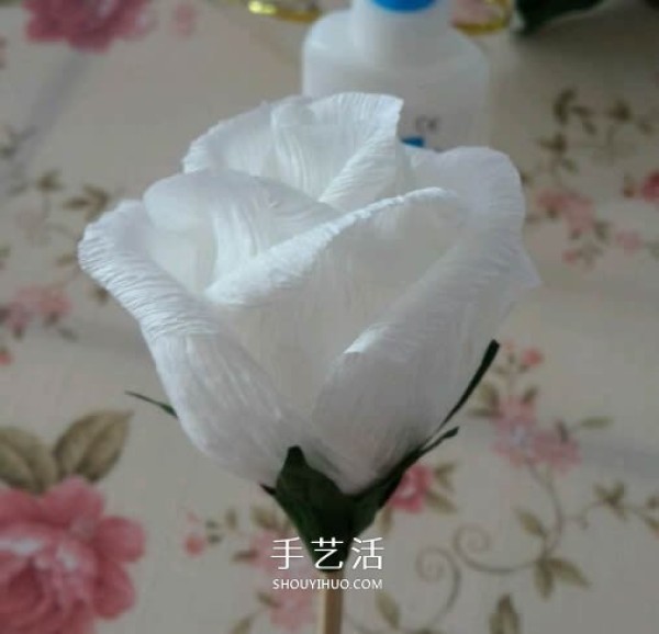 The process of making roses from crepe paper and how to make simple crepe paper roses