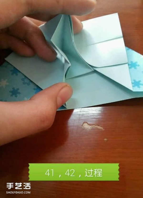 Illustrations on how to fold a butterfly flying into a heart, step-by-step instructions on origami with a butterflys heart shape