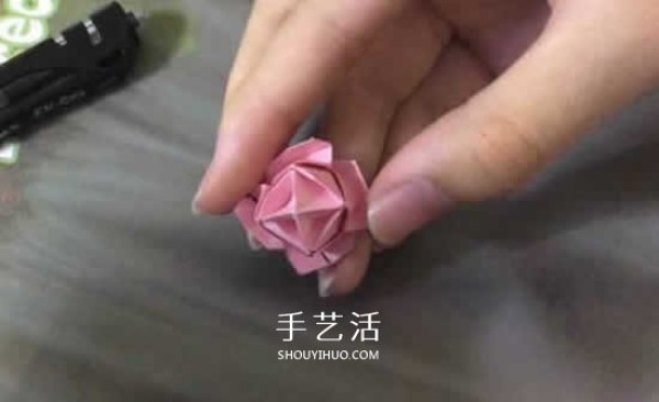 Tutorial on folding flowers on sticky notes with mini rose origami illustrations