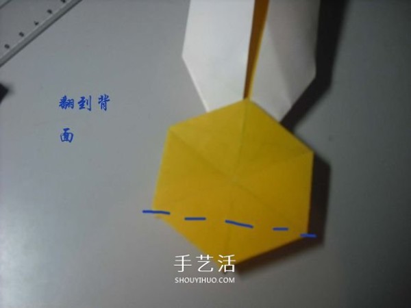 How to fold a paper money medal and illustrate the method of hand-made origami medals