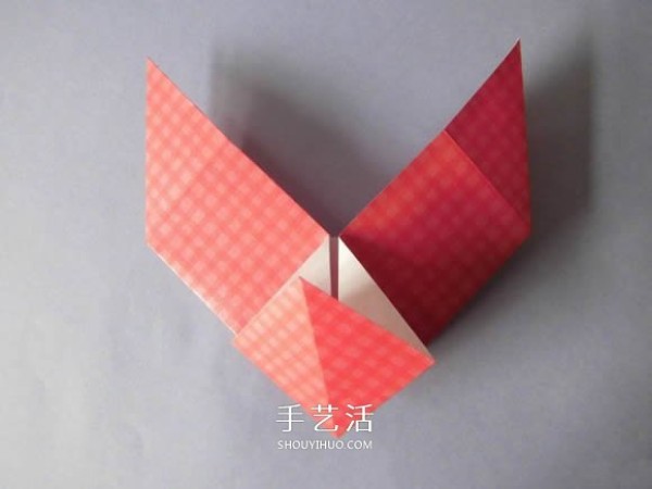 Illustration of how to fold a love flower arrangement, a simple heart-shaped origami with a vase