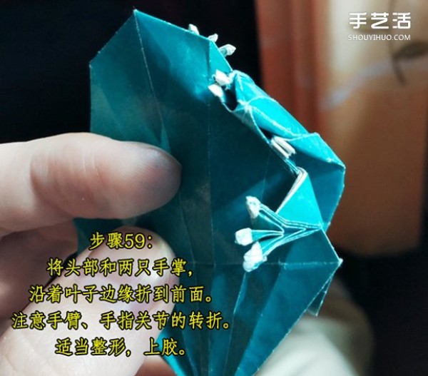 The folding method of the frog on the leaf illustrates the process of the frog on the origami leaf