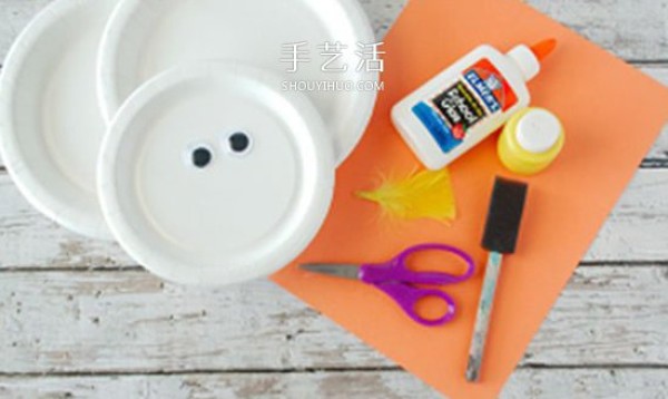 Tutorial on homemade birthday gifts for toddlers, use paper plates to make chicks that have broken shells