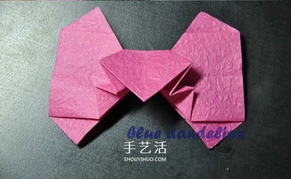 Illustrations of how to fold a romantic butterfly heart, step-by-step pictures of origami butterfly hearts