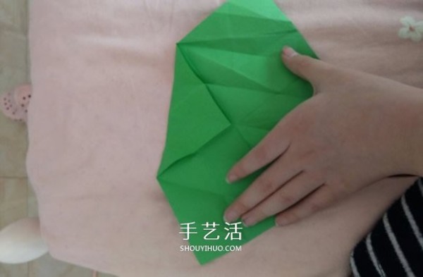 How to fold a square gift box with origami illustrations of a gift box with flowers