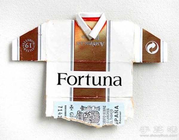 Cigarette box waste is used to DIY to make the World Cup football team uniform