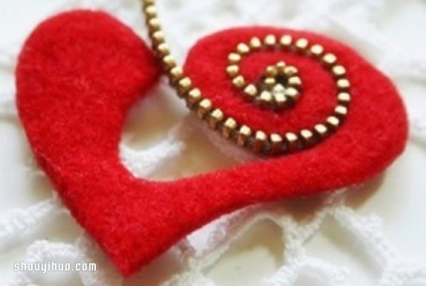 Use broken metal zippers and felt cloth to make heart-shaped trinkets