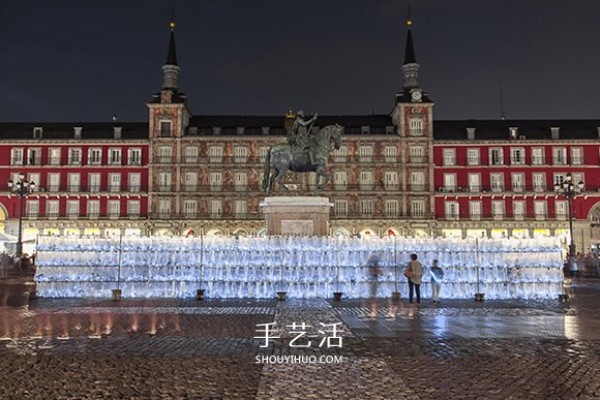 15,000 plastic bottles form a maze to show the shocking amount of waste discarded every day