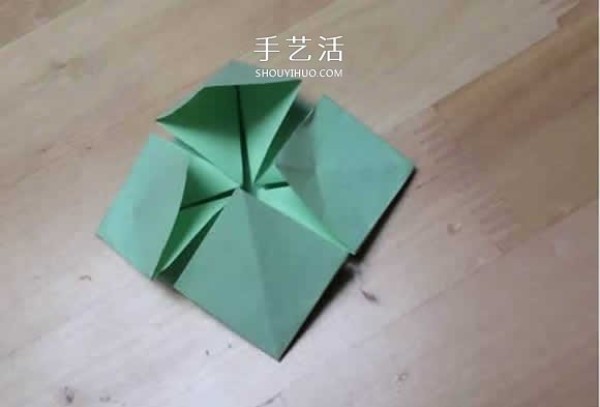 How to fold a spinning paper top with a simple flower-shaped top origami tutorial