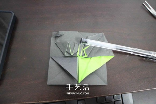 Illustrations of how to fold the NIKE logo using the origami method