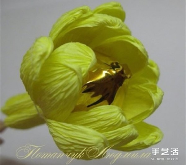 The folding method of crepe paper chrysanthemums and the tutorial on how to make yellow chrysanthemums