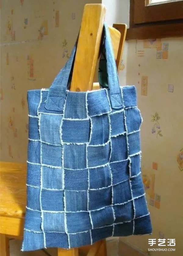 Make a grocery shopping tote bag with a crossed old jeans and transform it into a grocery shopping bag