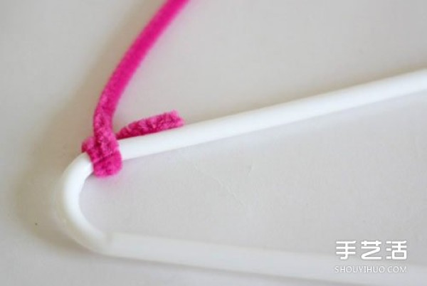 Mao Gen simply renovates old clothes hangers so that suspender clothes no longer slip off