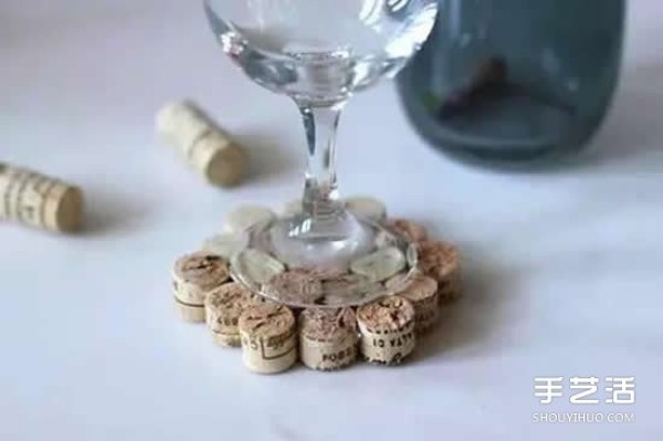 How to use red wine bottle cork waste to make coasters and plate mats by hand