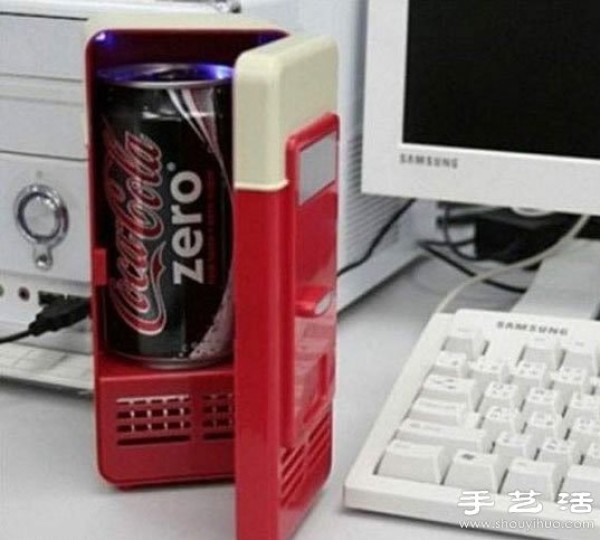 USB small refrigerator that can put a can of drinks