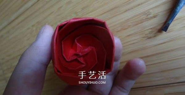 Represents beauty and love! Step by step illustration of handmade origami roses