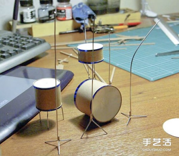 The delicate origami puppet works also form a band performance! 