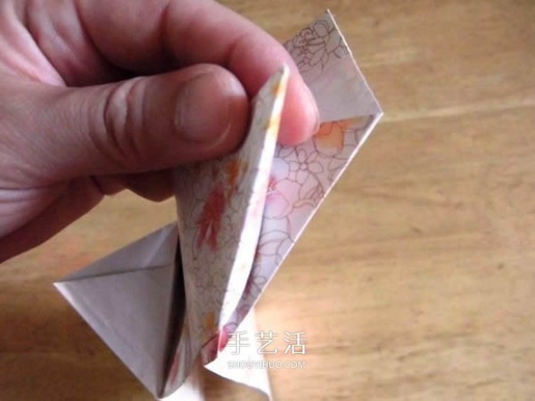 Detailed step-by-step diagram of the folding method of hand-made origami rice dumplings for the Dragon Boat Festival