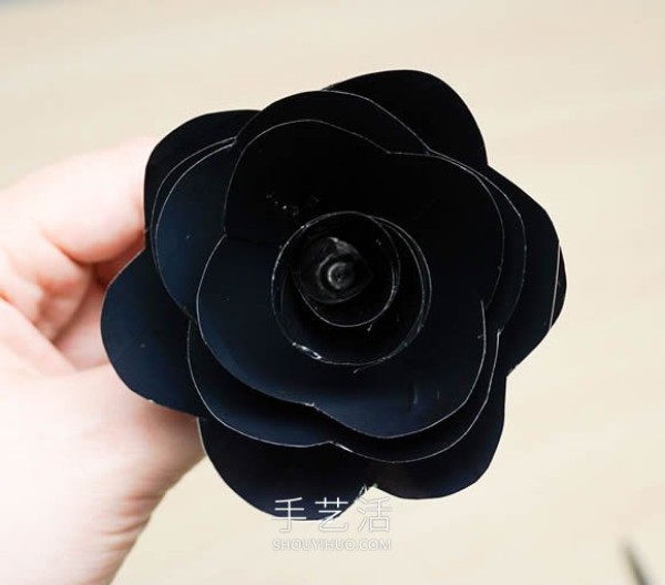 Illustrated tutorial on how to make beautiful roses with VHS tapes