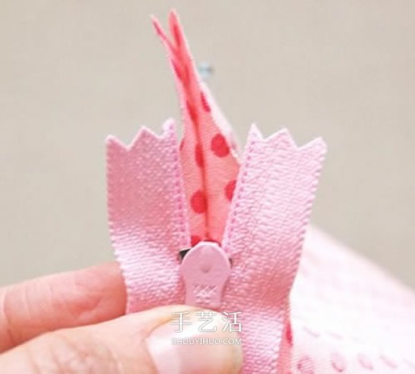 How to make a homemade love coin purse with illustrations of making a heart-shaped coin purse