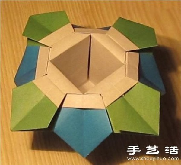 An illustrated tutorial on how to make an origami flower storage box