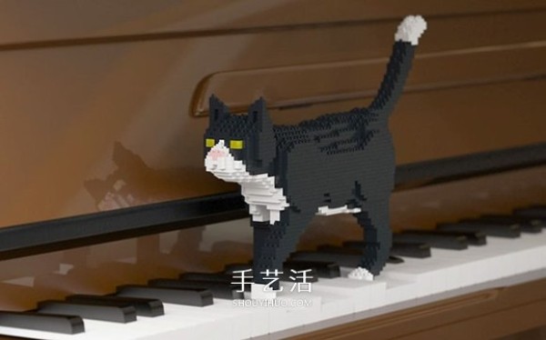 Pictures of DIY three-dimensional cat models using mini Lego blocks