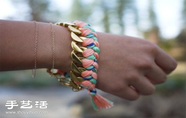 Illustrated tutorial on how to make a metal bracelet woven with ethnic style embroidery thread