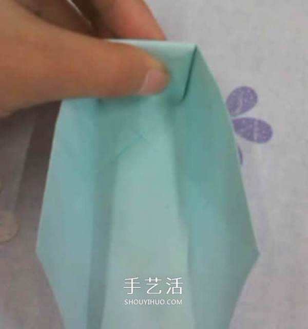 The folding method of the square packaging box with lid also includes the bow tie on the lid