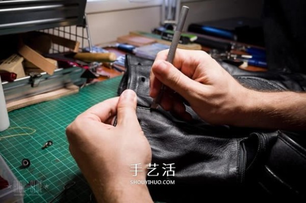 Old leather bags are transformed into fashionable mobile phone cases. Old leather bags are transformed into treasures into mobile phone cases