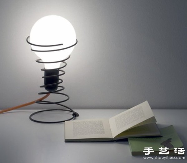 Use old spring waste to DIY simple and stylish desk lamp